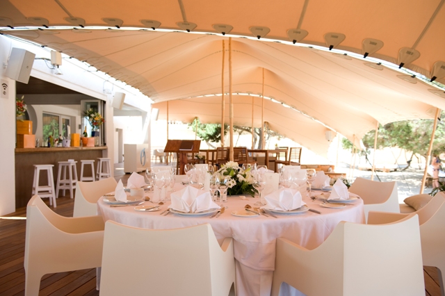 Mesa redonda vestida bajo la carpa para un evento privado