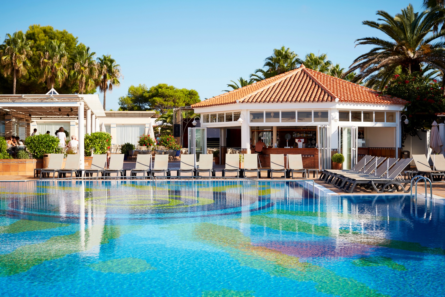 Piscina y bar del Insotel Hotel Formentera Playa