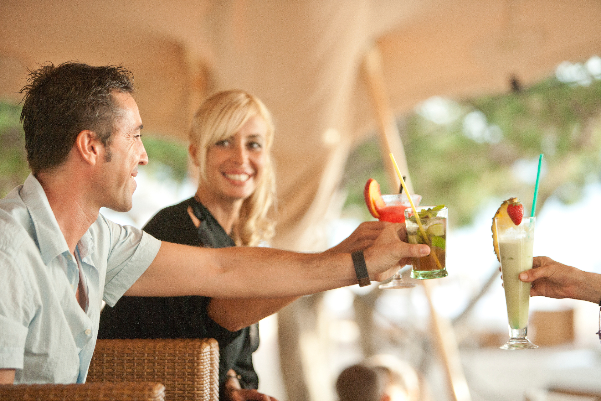 Brindis con cócteles y mojito bajo la carpa del bar