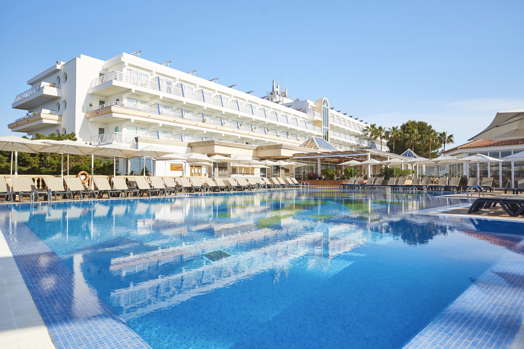 Fachada del Insotel Hotel Formentera Playa con piscina